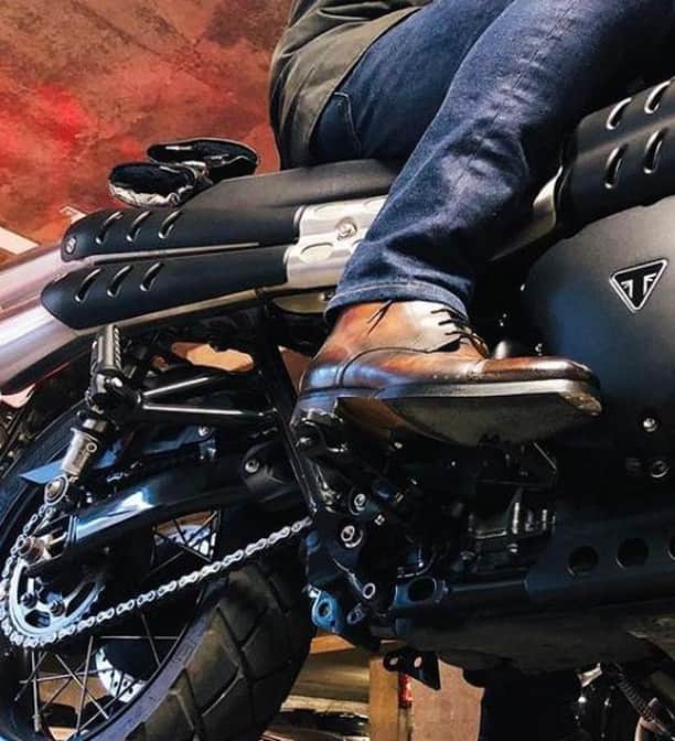 Saphirさんのインスタグラム写真 - (SaphirInstagram)「Bikers are famous for pampering their beloved machines, but they also care for their favourite shoes! We love the vintage flair of this handcrafted patina. 😉🏍️ . Les bikers sont connus pour chouchouter leur moto. Mais ils prennent aussi soin de leurs chaussures préférées ! Voici une patine artisanale qui donne un style particulièrement vintage. 😉🏍️ . Photo : lecalceophile . .  #SaphirBeautéduCuir #Saphir #ShoeShine #Biker」4月14日 2時01分 - saphir_official