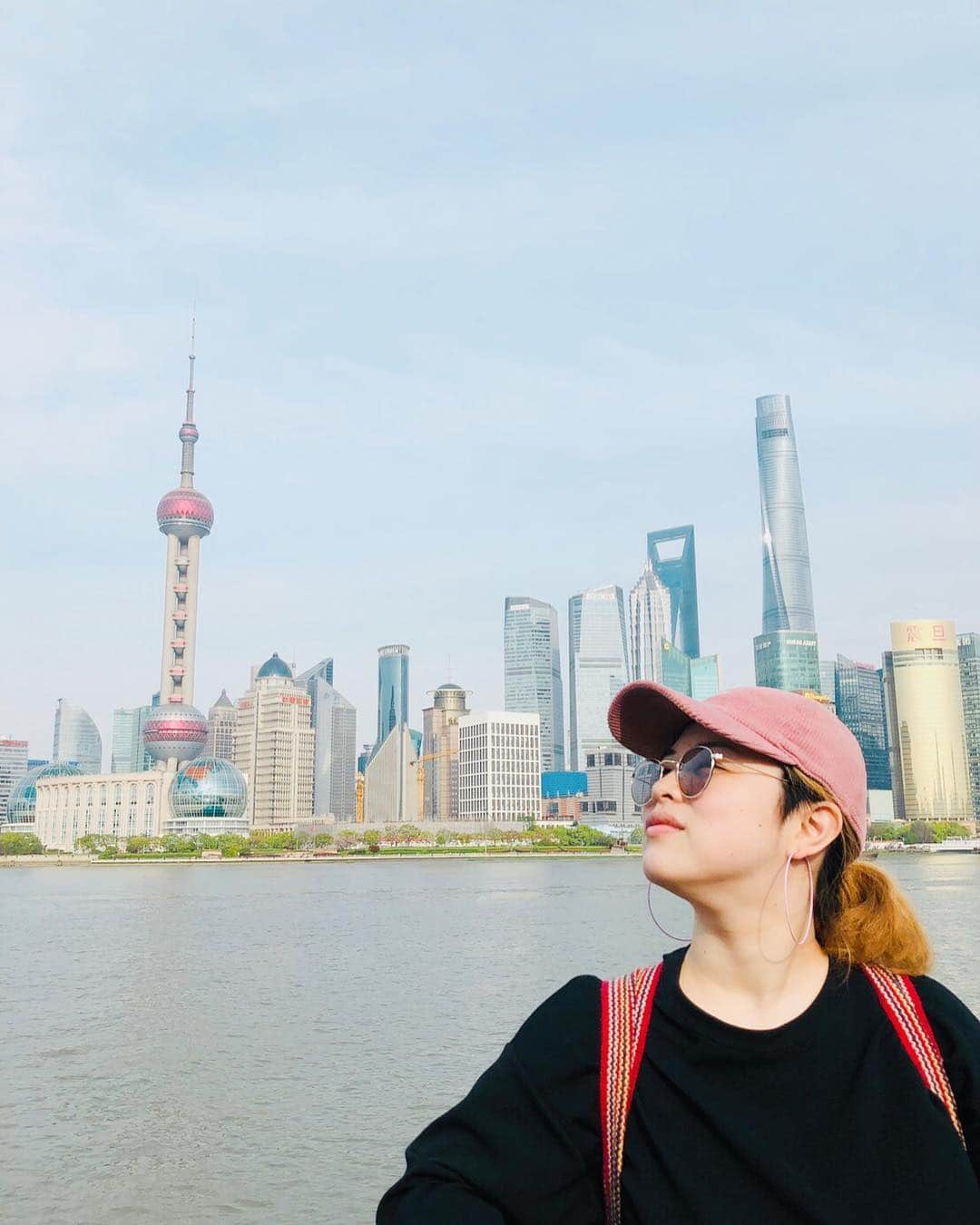 iCasさんのインスタグラム写真 - (iCasInstagram)「I'm in Shanghai‼️ 半端じゃなく都会🇨🇳 建物が超大きい イルミネーションが本気 ファッションもデザインも大胆で塩梅とか取らない感じが良い 緑がたくさんある マッサージ超安い おばちゃん声でかい 子供のヘアースタイルだいたい同じ とにかくみんなマイペースで人のこと気にしない みんな個性的で活気が溢れてる街  アナザースカイでもなんでもないけどそれ感を出すワタシ☜  姉が中国語喋ってるのが新鮮やった🐼全く中国語わからぬー！」4月14日 1時54分 - icas0g0