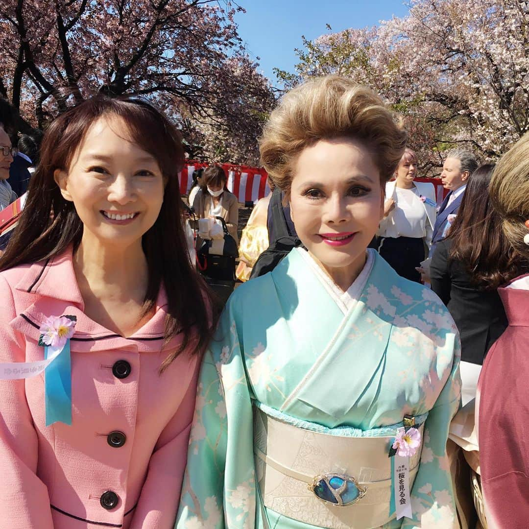 アグネス・チャンさんのインスタグラム写真 - (アグネス・チャンInstagram)「Invited by Prime Minister Abe of Japan to the annual Cherry Blossoms garden party. Great weather, lovely blossoms and delightful company.」4月14日 1時54分 - agneschan1