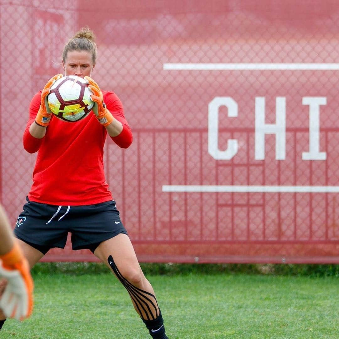 アリッサ・ナアーのインスタグラム：「All 👀on 2019. Excited to kick off my 10th professional season tonight! @chicagoredstars #nwsl」