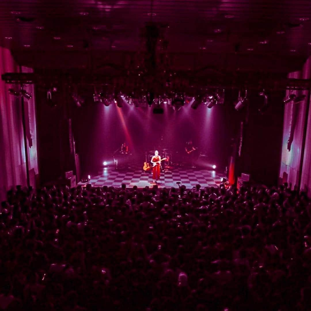 マディリン・ベイリーさんのインスタグラム写真 - (マディリン・ベイリーInstagram)「Serious flash back to my sold out headlining shows in China... I still can’t believe these crowds 🙃 Where should I play on my next tour?? 🌏🌍🌎」4月14日 1時57分 - madilynbailey