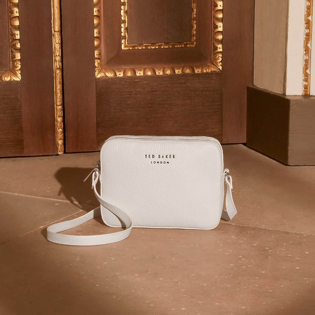 Ted Bakerさんのインスタグラム写真 - (Ted BakerInstagram)「Sophisticated and refined, Ted’s DEBBI bag is just the ticket to bring understated finesse to your ensemble. (Soft leather camera bag: DEBBI)」4月14日 2時00分 - tedbaker