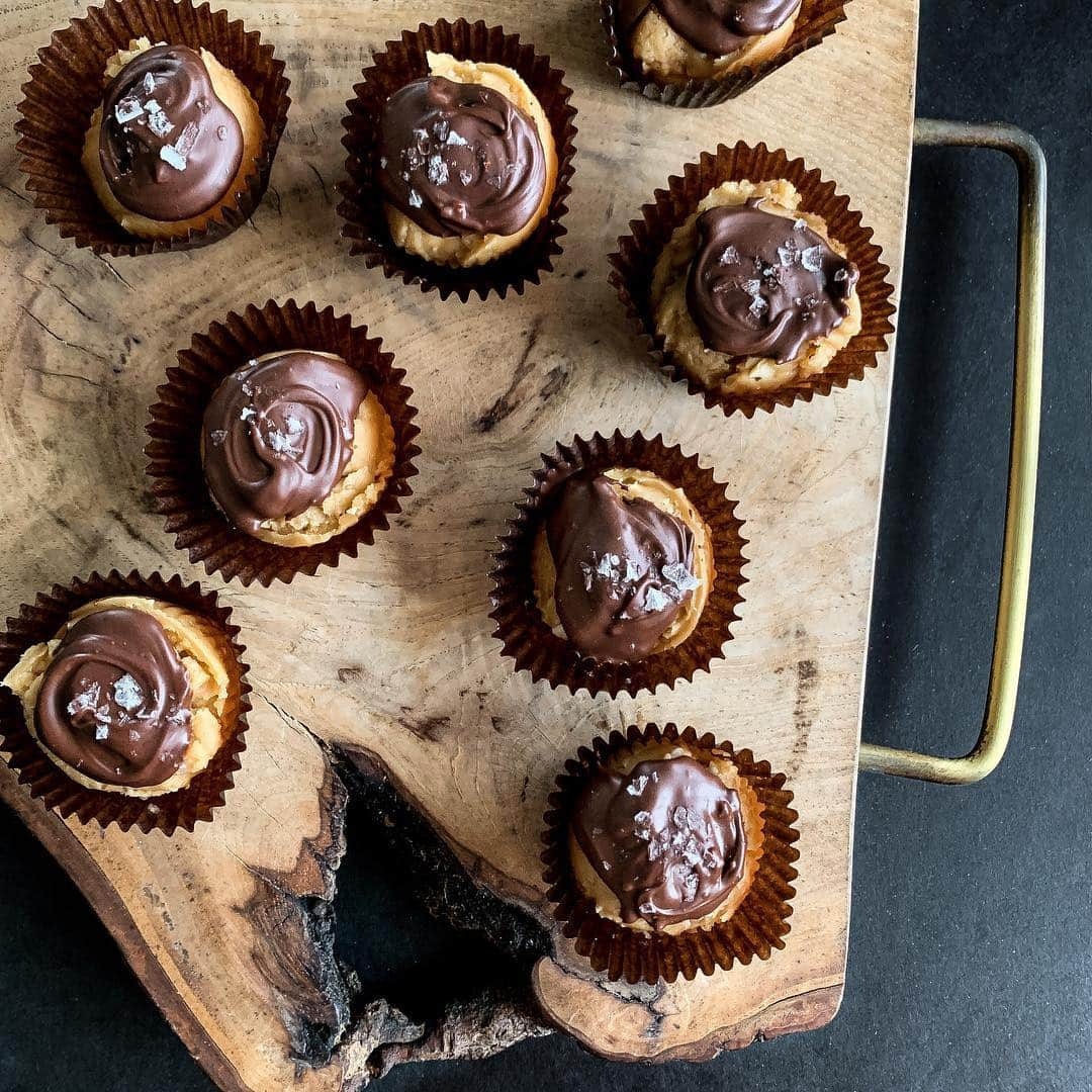 ティファニー・ティーセンさんのインスタグラム写真 - (ティファニー・ティーセンInstagram)「I made these Ganache Glazed Cashew Butter Fudge bites for Easter this year! Inspired by @justinbsamson grandma’s recipe 🤤 I dare you to eat just one. #recipeontheblog」4月14日 2時02分 - tiffanithiessen