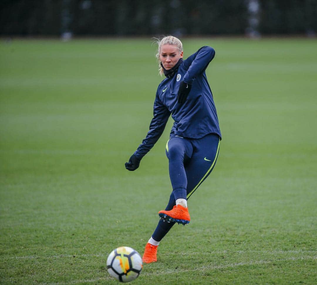 ジェンマ・ボナーのインスタグラム：「FA Cup 🔙 tomorrow」