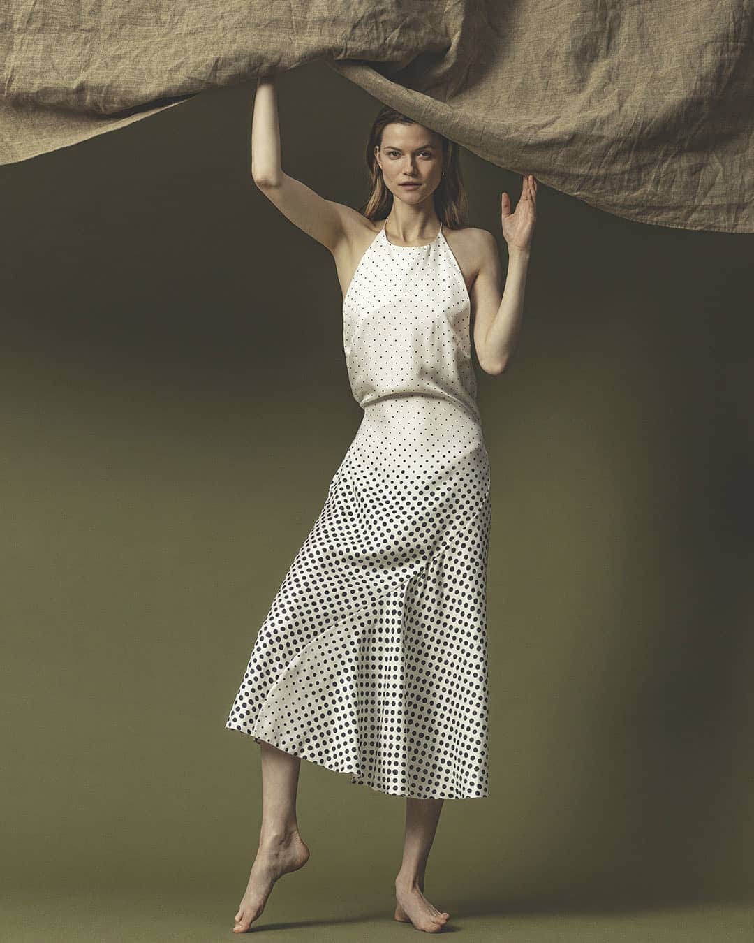 ELLE DKさんのインスタグラム写真 - (ELLE DKInstagram)「Månedens forsidemodel @kasiastruss i bæredygtigt look fra danske @mkdtstudio 🕊️ Foto: @marcovanrijt // Styling: @barbaragullstein // Model: @kasiastruss // Hår: @mettethorsgaard // Makeup: @trineskjoeth #ELLEapril #bæredygtighed #sustainablefashion」4月14日 2時08分 - elledanmark
