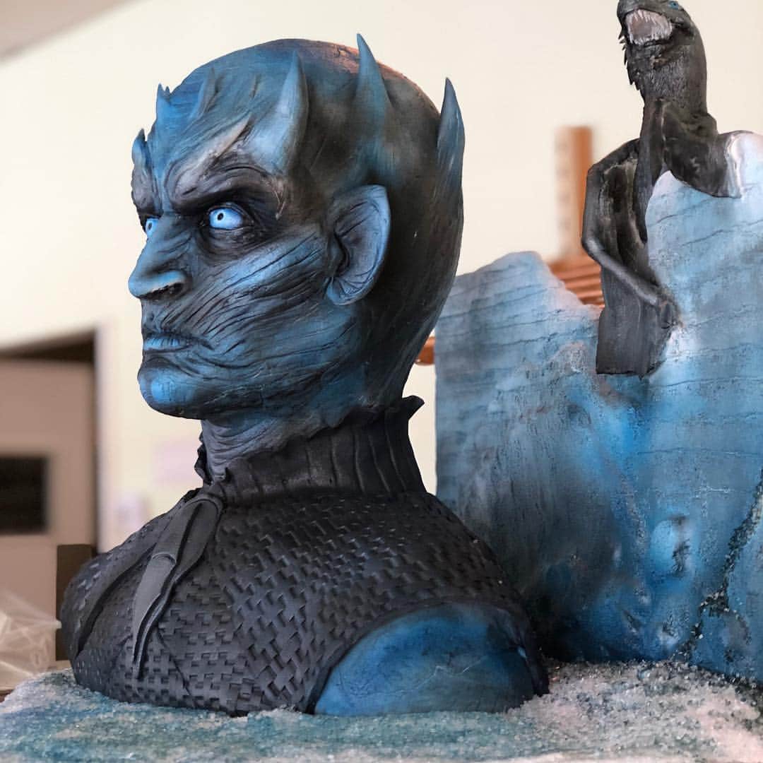 Saraのインスタグラム：「Ummmm... you guys!? THIS IS A FREAKIN CAKE! I stopped into @greatdanebakingco this morning to discuss some dinosaur smash cakes for mine and my friends birthday, and I saw this and it’s amazing!!!! And they also have gorgeous GoT cookies!!! AMAZING!!!!! I want to go to whatever party this is for! (Please let it be for a wedding! 🤣 seriously that would be the kind of wedding I want to go to!) . . #nightking #got #gameofthrones #amazingcake #thisisacake #greatdanebakery #bestcakes #huntingtonbeach #surfcity」