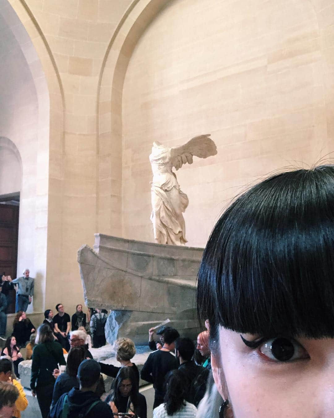 秋元梢さんのインスタグラム写真 - (秋元梢Instagram)「Musée du Louvre🇫🇷 ショーの会場として入った事はあったけど、初めてのルーヴル美術館🖼 やっと会えたモナリザに、民衆を率いる自由の女神、ミロのヴィーナス、十字架から降ろされたキリスト、、、レースを編む女は出張中で見れなかったけど、絵や彫刻から発せられるパワーに圧倒されました🙏🏻 本物をみるって大事👏🏻 余談ですが、あたしが馴染んだのは、1枚目の怪しい彫刻でした😂🔮🖤 #museedulouvre」4月14日 2時19分 - akimoto_kozue