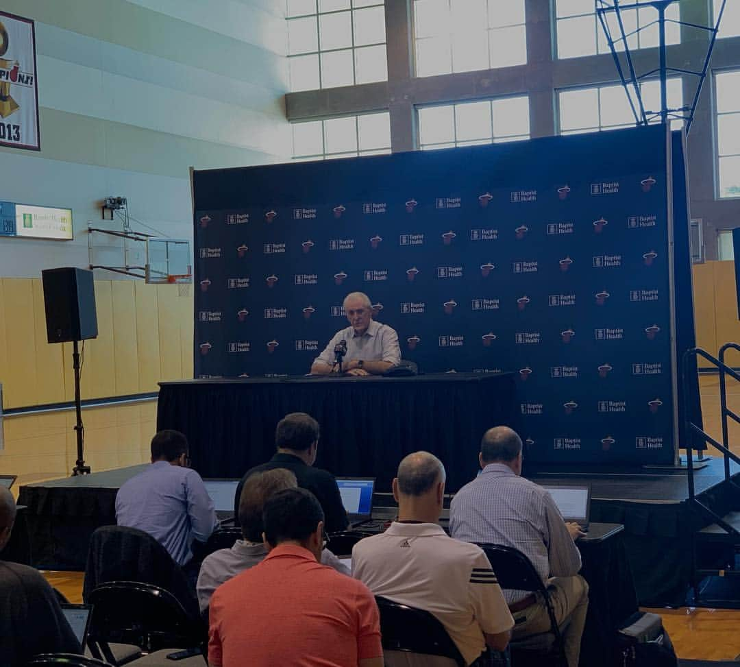 Miami HEATさんのインスタグラム写真 - (Miami HEATInstagram)「Miami HEAT President Pat Riley is holding his season ending press conference right now inside @americanairlinesarena! Watch our live stream on HEAT.com.」4月14日 2時13分 - miamiheat