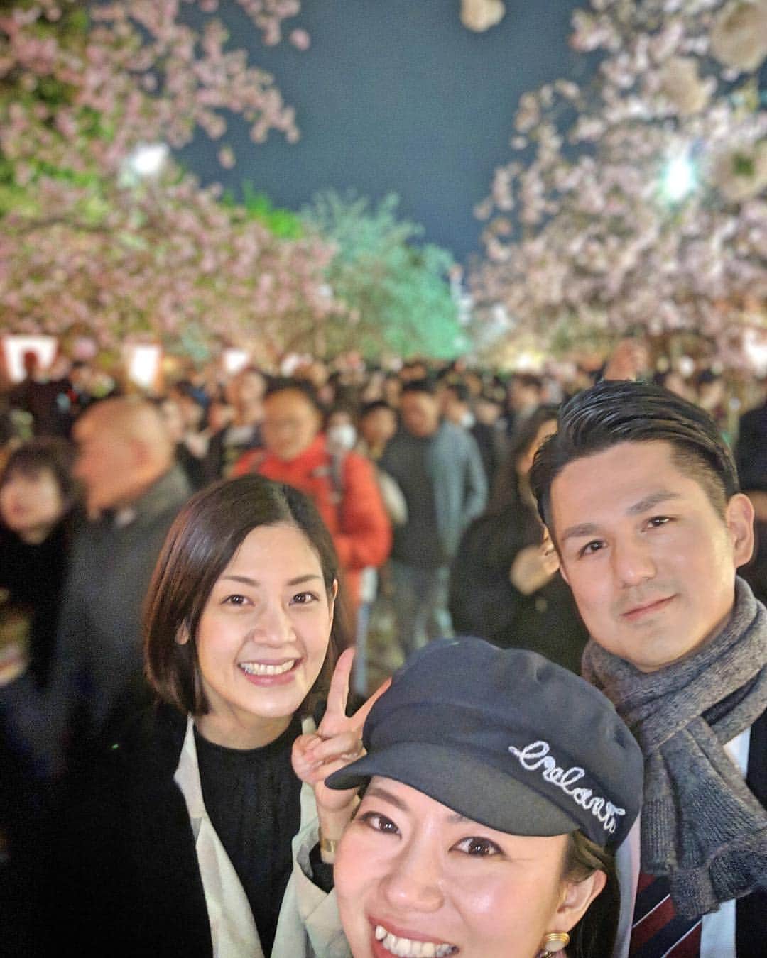 長嶺菜菜子さんのインスタグラム写真 - (長嶺菜菜子Instagram)「最近ハマってる360度カメラ﻿ ﻿ ﻿ 造幣局の桜の通り抜け🌸﻿ ﻿ 1週間だけの限定解放﻿ ﻿ ﻿ 人がこんなに多いと思わなかった👀👀﻿ ﻿ ﻿ 桜ってすんごいたくさん種類があるんだね﻿ ﻿ 初めて知ったヾ(*･∀︎･*)ﾉﾞ﻿ ﻿ ﻿ 屋台もたくさん出てて﻿ ﻿ この時期にしか見られない光景﻿ ﻿ ﻿ 昼の桜も見てみたい﻿ ﻿ ﻿ #桜 #桜の通り抜け #造幣局 #造幣局桜の通り抜け #花より団子 #花見 #大阪花見 #大阪花見スポット #沖縄出身 #うちなんちゅ #若狭っ子 #小学校一緒 #春 #平成最後の桜 #360度カメラ」4月14日 2時15分 - na7co0422