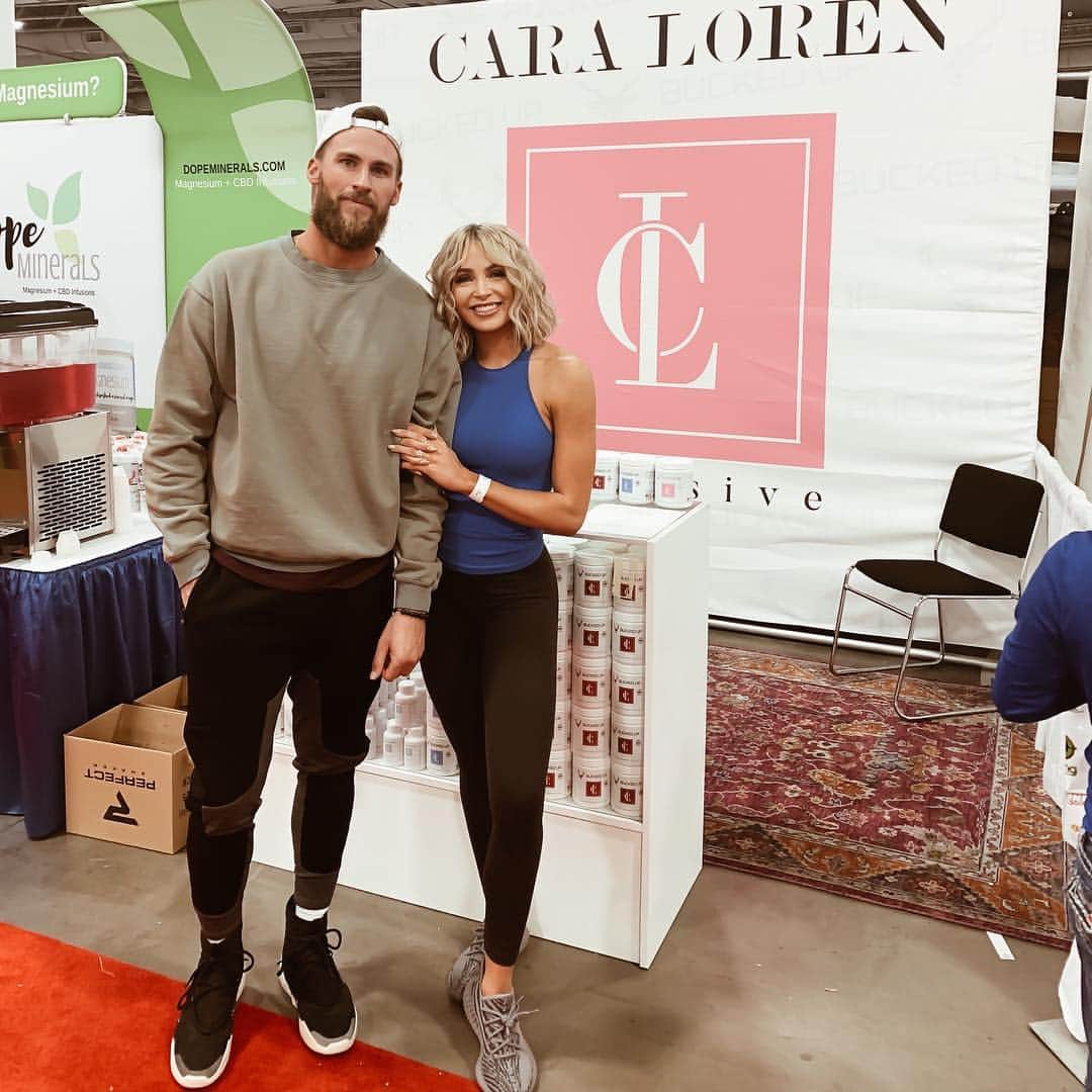 Cara Van Brocklinさんのインスタグラム写真 - (Cara Van BrocklinInstagram)「Day ✌🏻! Thanks so much to everyone that came out to @fitcon yesterday, it was so much fun to get to meet some of you! I hope to see more of you today 😘. @caralorenshop」4月14日 2時27分 - caraloren