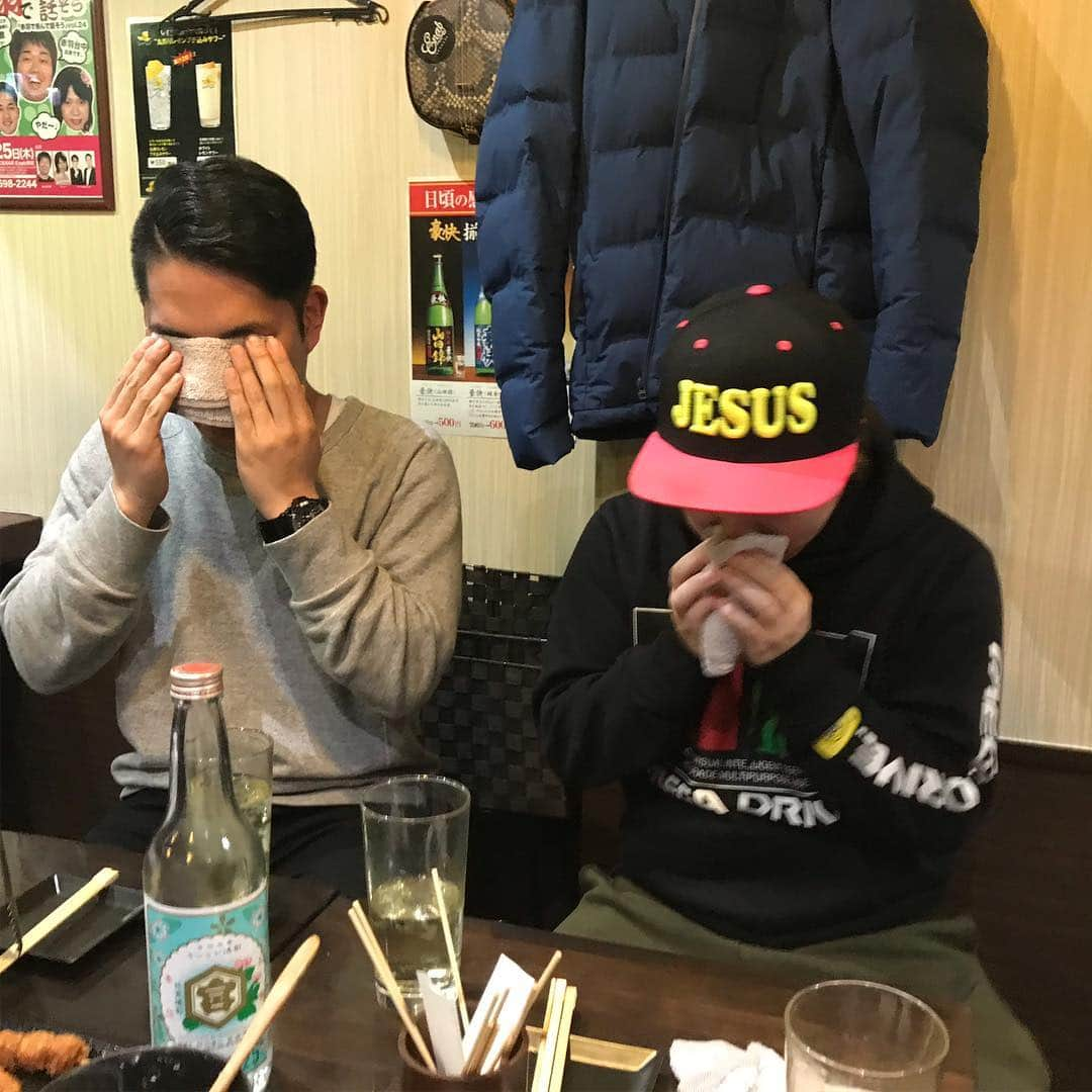 堀内貴司さんのインスタグラム写真 - (堀内貴司Instagram)「辞める後輩と残る先輩、酒飲んで2人とも号泣です。 リアルな姿を4/25のトークライブはこれよりも感情溢れると思います。 高校野球のようなドラマを見る気持ちで見に来てください！ まだ予約できますよー！ #トークライブ #赤羽 #Enab #号泣 #堀内馬鹿祭 #サイドボランチ村社 #サッペ」4月14日 2時21分 - slamhoriuchi