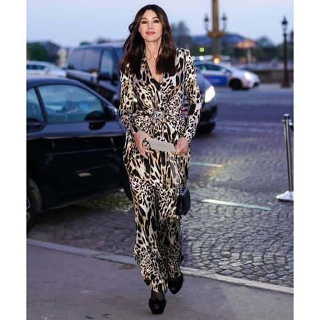 モニカ・ベルッチさんのインスタグラム写真 - (モニカ・ベルッチInstagram)「❤At the arrival, place de la Concorde for the @madamefigarofr Diner du Cinema  Dressed by @alexandrevauthier Clutch @chanel Shoes @louboutinworld  Hair @johnnollet  Mua @letiziacarnevale」4月14日 2時22分 - monicabellucciofficiel