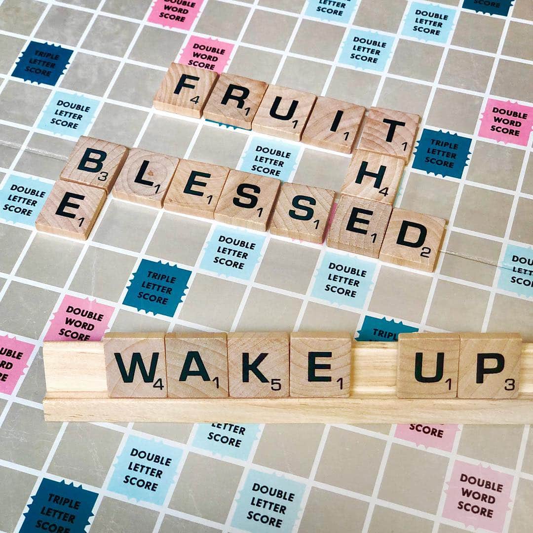 Hulu Home of Emmy-winningさんのインスタグラム写真 - (Hulu Home of Emmy-winningInstagram)「Practicing so we can crush the Commander. #NationalScrabbleDay」4月14日 2時24分 - hulu
