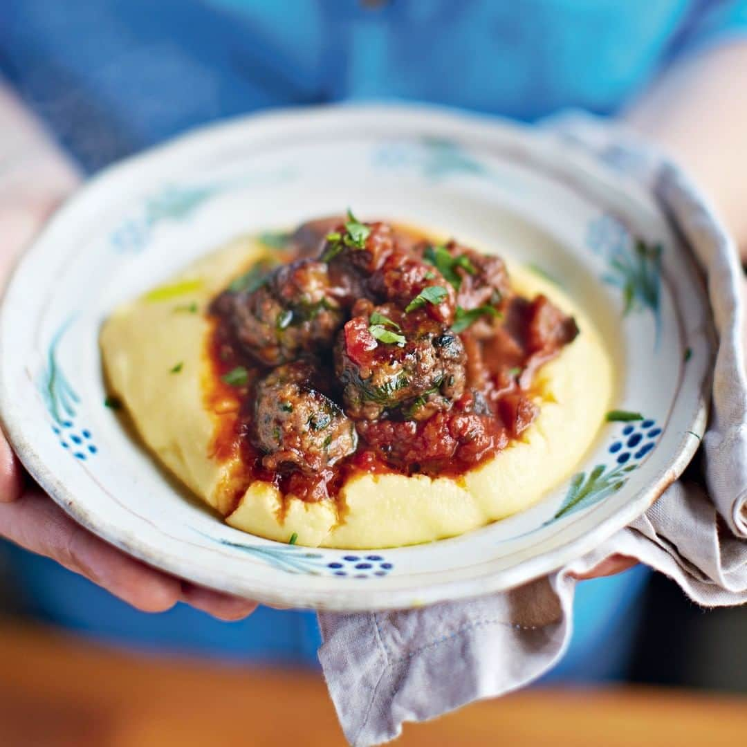 ジェイミー・オリヴァーさんのインスタグラム写真 - (ジェイミー・オリヴァーInstagram)「Meatballs alla norma...happy Saturday indeed!! Polenta in Italy is like mash over here. Done properly it's delicious, and does such a wonderful job soaking up this Sicilian-inspired aubergine Norma sauce with meatballs. So comforting, give it a go - p142 from Save With Jamie. #DinnerInspiration」4月14日 2時25分 - jamieoliver