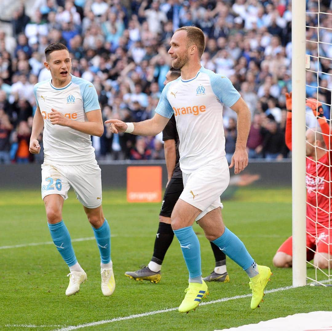 リーグ・アンさんのインスタグラム写真 - (リーグ・アンInstagram)「Les supporters marseillais peuvent souffler après une fin de match irrespirable : l’@olympiquedemarseille s’impose face au @nimesolympique (2-1) 💨 ▪️ ▪️ #ligue1conforama #marseille #nimes #OM #igersmarseille #olympiquedemarseille」4月14日 2時25分 - ligue1ubereats