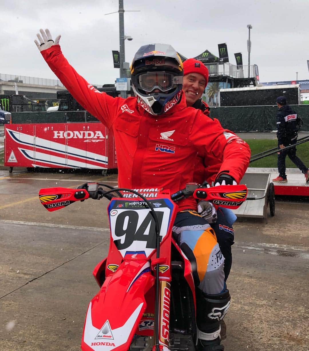 Honda Powersports USさんのインスタグラム写真 - (Honda Powersports USInstagram)「Snow day in Denver! ❄️ Between this weather and an open stadium, we’re in for an interesting day of racing! What are your predictions? ‼️🏁🥶☃️🌨 #RideRed #Honda #SupercrossLIVE #DropTheGate」4月14日 2時30分 - honda_powersports_us