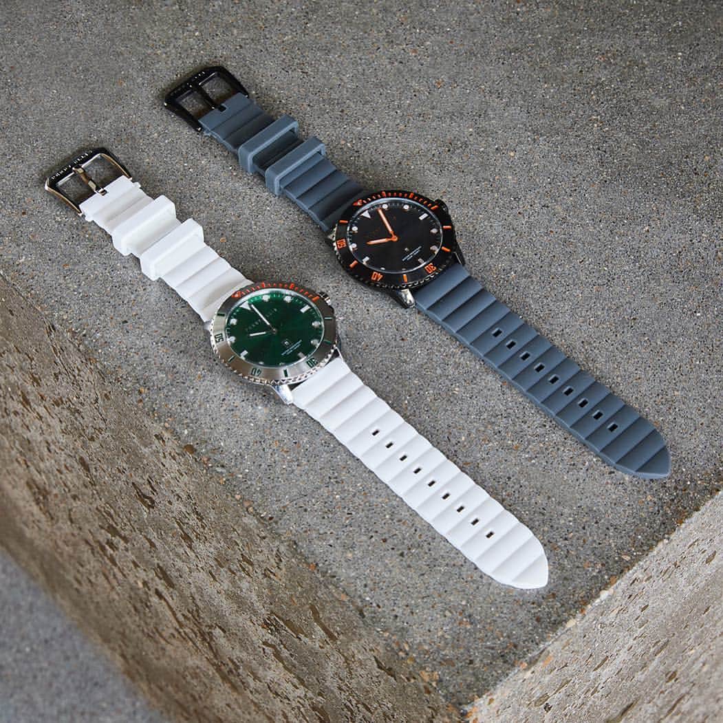 ペリーエリスのインスタグラム：「No look is complete without the right accessories. Introducing the Deep Diver watch collection, available now. Link in bio. #PerryEllis #LifeReadySince1976」