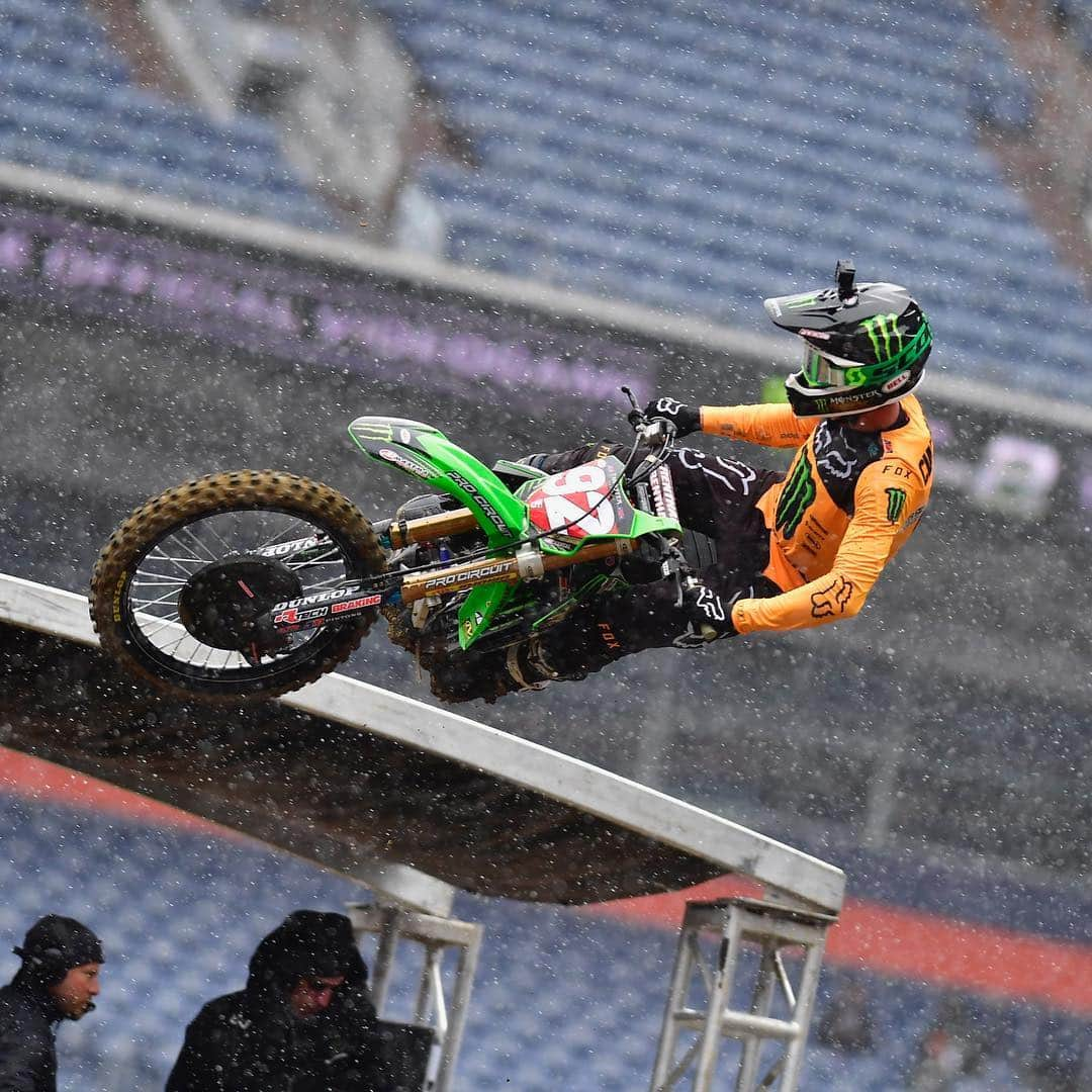 モンスターエナジーさんのインスタグラム写真 - (モンスターエナジーInstagram)「Battling the conditions... @elitomac & @adamcianciarulo push through the snow ❄️ here in Denver during practice at @monsterenergy @supercrosslive! #DropTheGate #SupercrossLIVE #MonsterEnergy」4月14日 2時45分 - monsterenergy