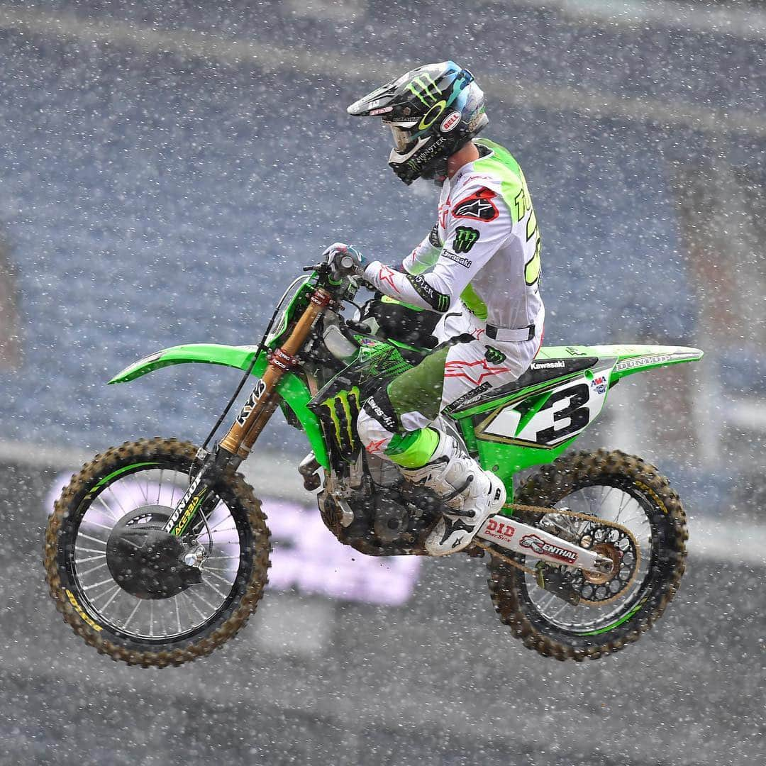 モンスターエナジーさんのインスタグラム写真 - (モンスターエナジーInstagram)「Battling the conditions... @elitomac & @adamcianciarulo push through the snow ❄️ here in Denver during practice at @monsterenergy @supercrosslive! #DropTheGate #SupercrossLIVE #MonsterEnergy」4月14日 2時45分 - monsterenergy