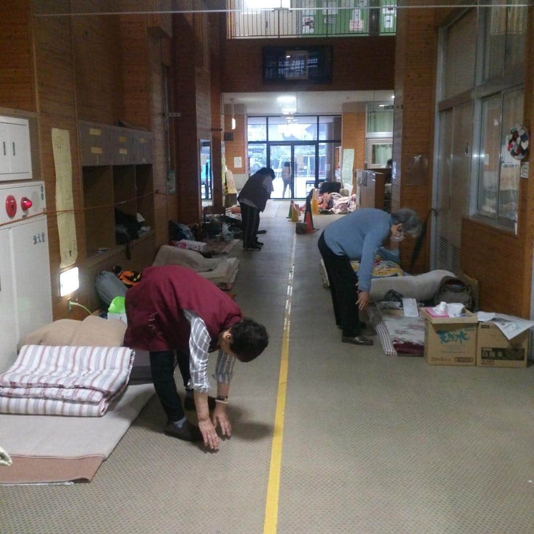 山内要さんのインスタグラム写真 - (山内要Instagram)「熊本地震から3年 熊本市慶徳校区消防団では、周りから色んなご指摘・ご批判御座いますが・・皆様のご理解ご協力の下！3年間ずっと万が一の災害に備え 避難所運営・物資調達ルート・防災グッズの確保 等々 着実に進めております！まだまだですが・・・校区内・校区外問わず 、万が一の時お困りな方がいらっしゃいましたら、慶徳校区消防団は、皆様をいつでもウェルカムで受け入れる体制は出来ております！ ご安心下さいませ！ #熊本市 #消防団  #慶徳 #熊本地震 #3年 #避難所 #災害 #災害対策 #災害グッズ」4月14日 2時40分 - keitokujiro
