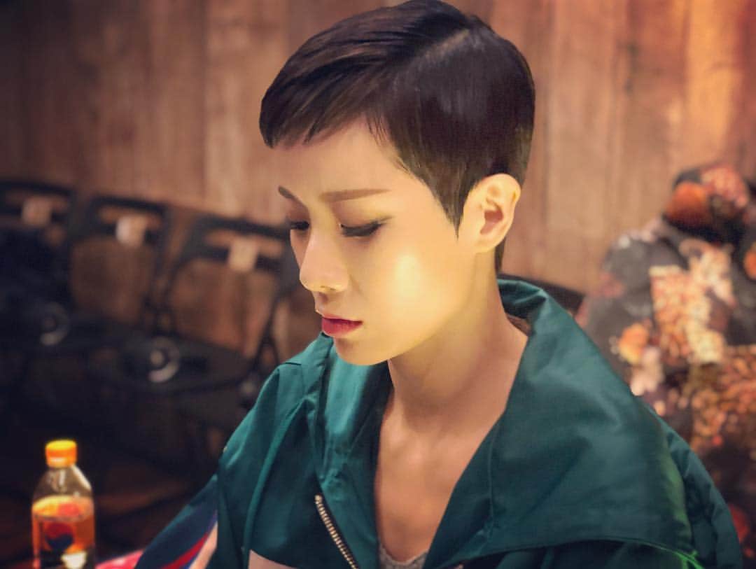 パク・キヨンさんのインスタグラム写真 - (パク・キヨンInstagram)「스튜디오 라이브 두번째 공연을 마쳤습니다. 오늘도 진정으로 행복하고 기쁘고 감사한 날이었어요! 발걸음 해주신 모든 분들께 정말 정말 감사드립니다,,,🙇🏻‍♀️🙇🏻‍♀️🙇🏻‍♀️ 한 분, 한 분,,, 노래를 하며 이야기를 나누며 눈을 맞추며,,, 어떤 분께는 슬픔을, 또 어떤 분께는 따스함을 느꼈던,,,음악은 삶을 노래하기에 아름다운 것이라는 것을 오늘 또 배우게 되는 하루였어요.  오늘 하루도 아름답게 마무리가 되어 가네요.  공연을 위해 애써주신 우리 문퍼플 식구들과 밴드들, 톤스튜디오 엔지니어 분들과 촬영하느라 고생한 진우감독님네 식구들 모두 모두 정말 수고 많으셨고 감사드려요💜  일부러 찾아와 주신 선후배 뮤지션님들도 정말 감사했습니다. 다른 뮤지션의 공연을 찾아와 집중해서 본다는 것이,,,정말 쉬운 일이 아니라는 걸 누구보다도 잘 알기에 더욱 감사했어요... 아직도 부족하고 갈 길이 먼 제게, 격려와 공감, 박수와 웃음, 눈물로서 함께 마음을 나누는 선물을 해주신 관객여러분!  다시 한 번 감사의 마음을 전해드립니다! 그리고 오늘처럼 감사한 날들의 감동을 안고 새기며,,, 열심히 일상의 삶을 살아내고 노래하는 사람이 될게요,,, 감사합니다! 사랑합니다! 여러분이 저를 살게 합니다! 고맙습니다! 💗💗💗💗💗💗💗💗💗💗💗 #박기영 #parkkiyoung #스튜디오라이브 #studiolive #두번째공연 #함께해주셔서감사합니다💕 #다음주토요일에다시만나요」4月14日 2時42分 - noel_bella_kiana