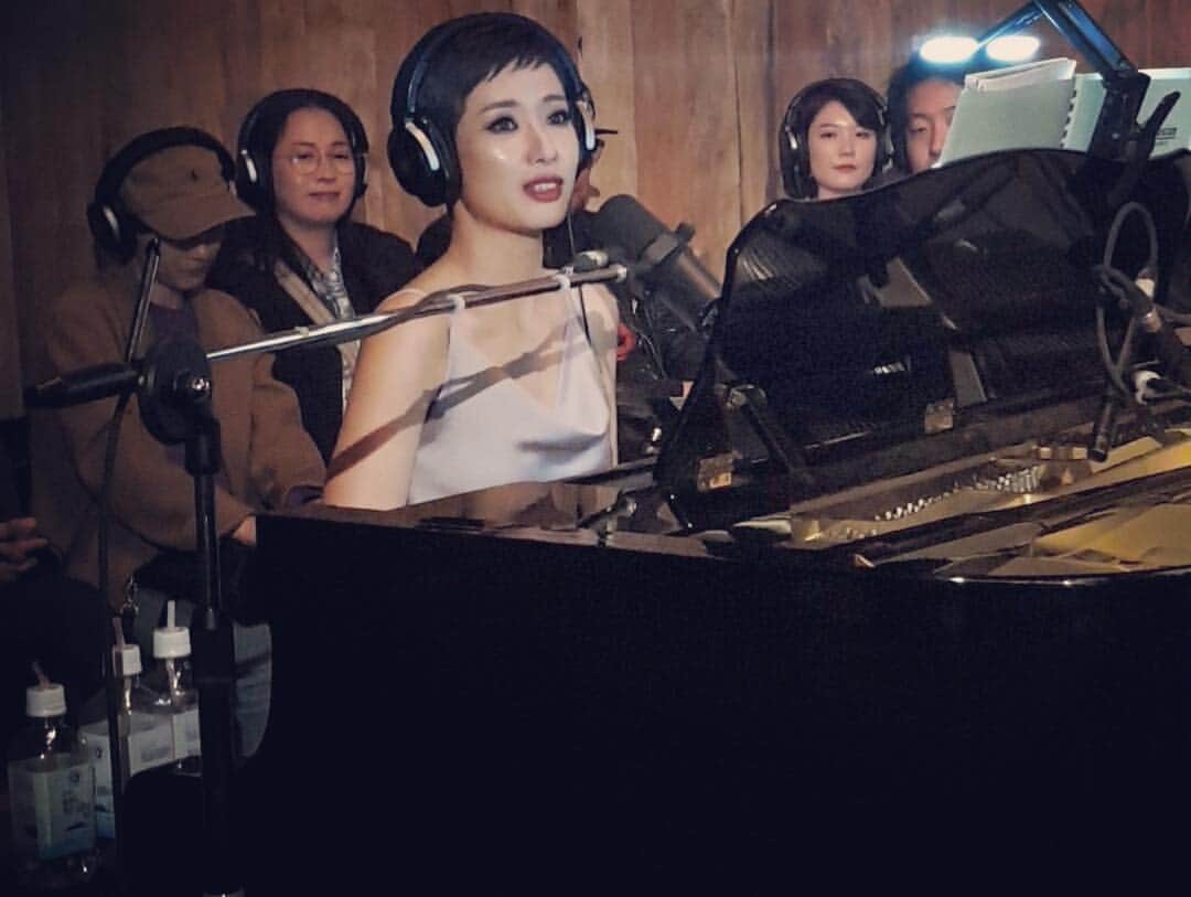 パク・キヨンさんのインスタグラム写真 - (パク・キヨンInstagram)「스튜디오 라이브 두번째 공연을 마쳤습니다. 오늘도 진정으로 행복하고 기쁘고 감사한 날이었어요! 발걸음 해주신 모든 분들께 정말 정말 감사드립니다,,,🙇🏻‍♀️🙇🏻‍♀️🙇🏻‍♀️ 한 분, 한 분,,, 노래를 하며 이야기를 나누며 눈을 맞추며,,, 어떤 분께는 슬픔을, 또 어떤 분께는 따스함을 느꼈던,,,음악은 삶을 노래하기에 아름다운 것이라는 것을 오늘 또 배우게 되는 하루였어요.  오늘 하루도 아름답게 마무리가 되어 가네요.  공연을 위해 애써주신 우리 문퍼플 식구들과 밴드들, 톤스튜디오 엔지니어 분들과 촬영하느라 고생한 진우감독님네 식구들 모두 모두 정말 수고 많으셨고 감사드려요💜  일부러 찾아와 주신 선후배 뮤지션님들도 정말 감사했습니다. 다른 뮤지션의 공연을 찾아와 집중해서 본다는 것이,,,정말 쉬운 일이 아니라는 걸 누구보다도 잘 알기에 더욱 감사했어요... 아직도 부족하고 갈 길이 먼 제게, 격려와 공감, 박수와 웃음, 눈물로서 함께 마음을 나누는 선물을 해주신 관객여러분!  다시 한 번 감사의 마음을 전해드립니다! 그리고 오늘처럼 감사한 날들의 감동을 안고 새기며,,, 열심히 일상의 삶을 살아내고 노래하는 사람이 될게요,,, 감사합니다! 사랑합니다! 여러분이 저를 살게 합니다! 고맙습니다! 💗💗💗💗💗💗💗💗💗💗💗 #박기영 #parkkiyoung #스튜디오라이브 #studiolive #두번째공연 #함께해주셔서감사합니다💕 #다음주토요일에다시만나요」4月14日 2時42分 - noel_bella_kiana