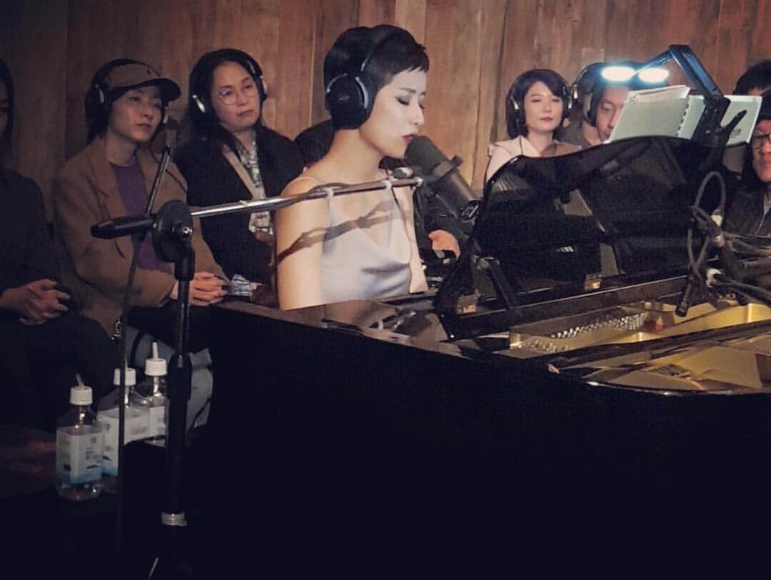パク・キヨンさんのインスタグラム写真 - (パク・キヨンInstagram)「스튜디오 라이브 두번째 공연을 마쳤습니다. 오늘도 진정으로 행복하고 기쁘고 감사한 날이었어요! 발걸음 해주신 모든 분들께 정말 정말 감사드립니다,,,🙇🏻‍♀️🙇🏻‍♀️🙇🏻‍♀️ 한 분, 한 분,,, 노래를 하며 이야기를 나누며 눈을 맞추며,,, 어떤 분께는 슬픔을, 또 어떤 분께는 따스함을 느꼈던,,,음악은 삶을 노래하기에 아름다운 것이라는 것을 오늘 또 배우게 되는 하루였어요.  오늘 하루도 아름답게 마무리가 되어 가네요.  공연을 위해 애써주신 우리 문퍼플 식구들과 밴드들, 톤스튜디오 엔지니어 분들과 촬영하느라 고생한 진우감독님네 식구들 모두 모두 정말 수고 많으셨고 감사드려요💜  일부러 찾아와 주신 선후배 뮤지션님들도 정말 감사했습니다. 다른 뮤지션의 공연을 찾아와 집중해서 본다는 것이,,,정말 쉬운 일이 아니라는 걸 누구보다도 잘 알기에 더욱 감사했어요... 아직도 부족하고 갈 길이 먼 제게, 격려와 공감, 박수와 웃음, 눈물로서 함께 마음을 나누는 선물을 해주신 관객여러분!  다시 한 번 감사의 마음을 전해드립니다! 그리고 오늘처럼 감사한 날들의 감동을 안고 새기며,,, 열심히 일상의 삶을 살아내고 노래하는 사람이 될게요,,, 감사합니다! 사랑합니다! 여러분이 저를 살게 합니다! 고맙습니다! 💗💗💗💗💗💗💗💗💗💗💗 #박기영 #parkkiyoung #스튜디오라이브 #studiolive #두번째공연 #함께해주셔서감사합니다💕 #다음주토요일에다시만나요」4月14日 2時42分 - noel_bella_kiana