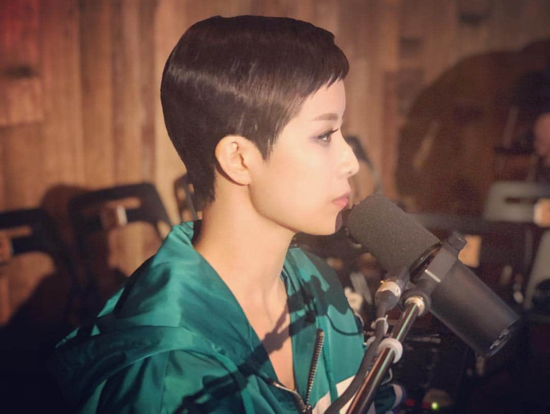 パク・キヨンさんのインスタグラム写真 - (パク・キヨンInstagram)「스튜디오 라이브 두번째 공연을 마쳤습니다. 오늘도 진정으로 행복하고 기쁘고 감사한 날이었어요! 발걸음 해주신 모든 분들께 정말 정말 감사드립니다,,,🙇🏻‍♀️🙇🏻‍♀️🙇🏻‍♀️ 한 분, 한 분,,, 노래를 하며 이야기를 나누며 눈을 맞추며,,, 어떤 분께는 슬픔을, 또 어떤 분께는 따스함을 느꼈던,,,음악은 삶을 노래하기에 아름다운 것이라는 것을 오늘 또 배우게 되는 하루였어요.  오늘 하루도 아름답게 마무리가 되어 가네요.  공연을 위해 애써주신 우리 문퍼플 식구들과 밴드들, 톤스튜디오 엔지니어 분들과 촬영하느라 고생한 진우감독님네 식구들 모두 모두 정말 수고 많으셨고 감사드려요💜  일부러 찾아와 주신 선후배 뮤지션님들도 정말 감사했습니다. 다른 뮤지션의 공연을 찾아와 집중해서 본다는 것이,,,정말 쉬운 일이 아니라는 걸 누구보다도 잘 알기에 더욱 감사했어요... 아직도 부족하고 갈 길이 먼 제게, 격려와 공감, 박수와 웃음, 눈물로서 함께 마음을 나누는 선물을 해주신 관객여러분!  다시 한 번 감사의 마음을 전해드립니다! 그리고 오늘처럼 감사한 날들의 감동을 안고 새기며,,, 열심히 일상의 삶을 살아내고 노래하는 사람이 될게요,,, 감사합니다! 사랑합니다! 여러분이 저를 살게 합니다! 고맙습니다! 💗💗💗💗💗💗💗💗💗💗💗 #박기영 #parkkiyoung #스튜디오라이브 #studiolive #두번째공연 #함께해주셔서감사합니다💕 #다음주토요일에다시만나요」4月14日 2時42分 - noel_bella_kiana