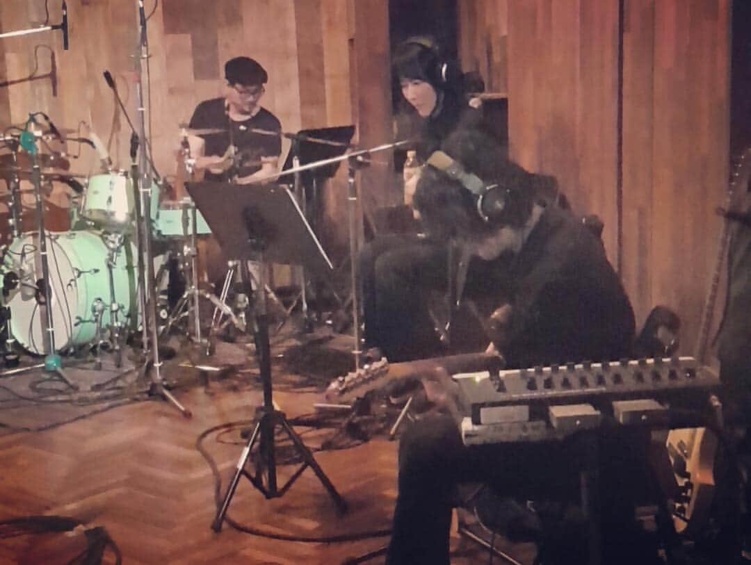 パク・キヨンさんのインスタグラム写真 - (パク・キヨンInstagram)「스튜디오 라이브 두번째 공연을 마쳤습니다. 오늘도 진정으로 행복하고 기쁘고 감사한 날이었어요! 발걸음 해주신 모든 분들께 정말 정말 감사드립니다,,,🙇🏻‍♀️🙇🏻‍♀️🙇🏻‍♀️ 한 분, 한 분,,, 노래를 하며 이야기를 나누며 눈을 맞추며,,, 어떤 분께는 슬픔을, 또 어떤 분께는 따스함을 느꼈던,,,음악은 삶을 노래하기에 아름다운 것이라는 것을 오늘 또 배우게 되는 하루였어요.  오늘 하루도 아름답게 마무리가 되어 가네요.  공연을 위해 애써주신 우리 문퍼플 식구들과 밴드들, 톤스튜디오 엔지니어 분들과 촬영하느라 고생한 진우감독님네 식구들 모두 모두 정말 수고 많으셨고 감사드려요💜  일부러 찾아와 주신 선후배 뮤지션님들도 정말 감사했습니다. 다른 뮤지션의 공연을 찾아와 집중해서 본다는 것이,,,정말 쉬운 일이 아니라는 걸 누구보다도 잘 알기에 더욱 감사했어요... 아직도 부족하고 갈 길이 먼 제게, 격려와 공감, 박수와 웃음, 눈물로서 함께 마음을 나누는 선물을 해주신 관객여러분!  다시 한 번 감사의 마음을 전해드립니다! 그리고 오늘처럼 감사한 날들의 감동을 안고 새기며,,, 열심히 일상의 삶을 살아내고 노래하는 사람이 될게요,,, 감사합니다! 사랑합니다! 여러분이 저를 살게 합니다! 고맙습니다! 💗💗💗💗💗💗💗💗💗💗💗 #박기영 #parkkiyoung #스튜디오라이브 #studiolive #두번째공연 #함께해주셔서감사합니다💕 #다음주토요일에다시만나요」4月14日 2時42分 - noel_bella_kiana