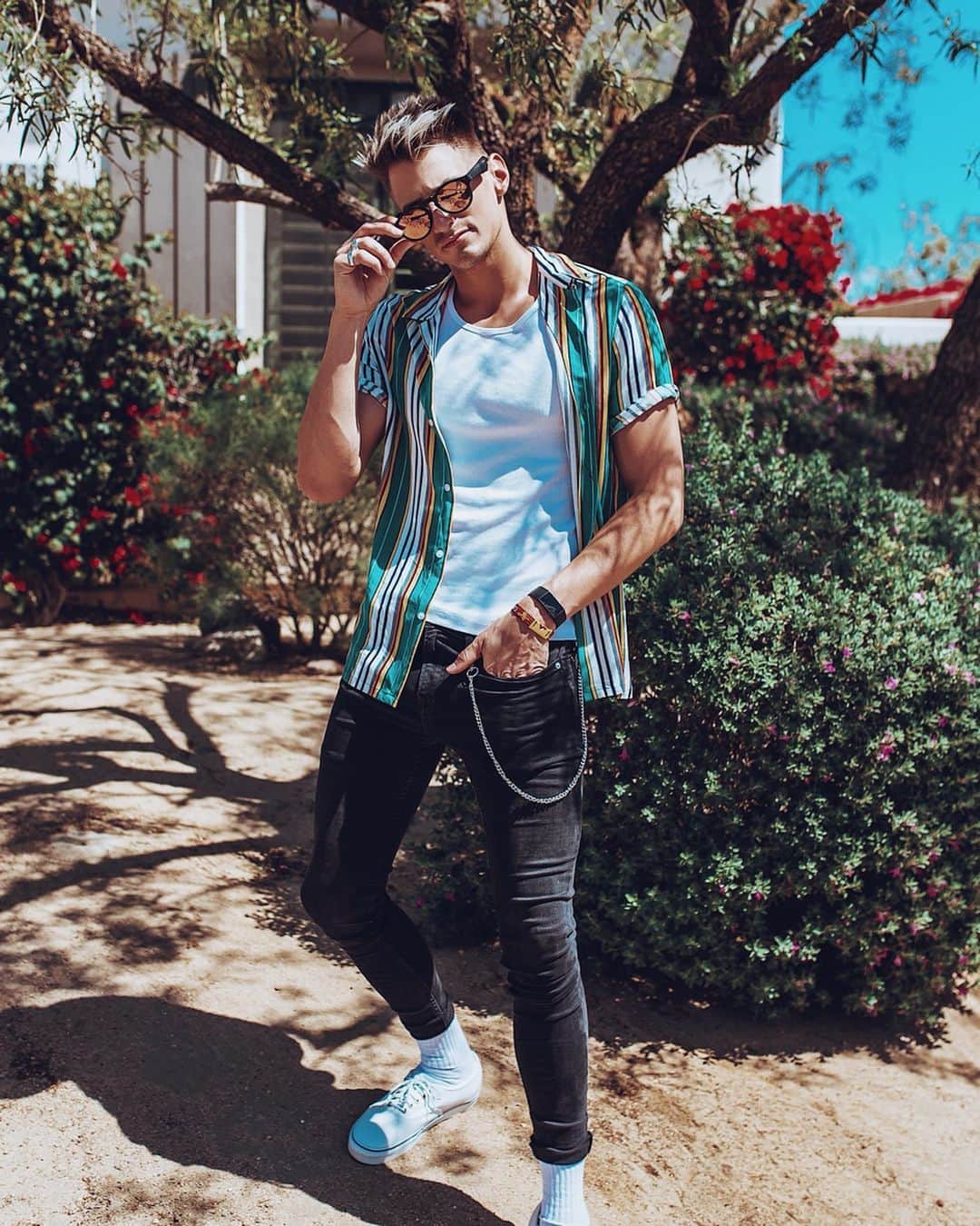 Mark Dohnerのインスタグラム：「Idk what’s tighter... these glasses or my jeans 😂😂 Coachella Chillin’ w/ @bose 🕶🎵 #BoseFrames #TeamBose」