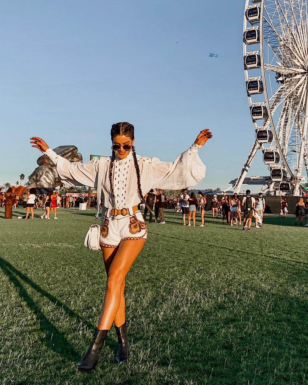 Camila Coelhoさんのインスタグラム写真 - (Camila CoelhoInstagram)「#Coachella Day1 - before seeing  #BlackPink and #Diplo play 🎶🖤 ———- Dia 1 de Coachella! Antes de assistir Black Pink e Diplo tocar! 🎶🎵 #festivalfashion」4月14日 2時50分 - camilacoelho