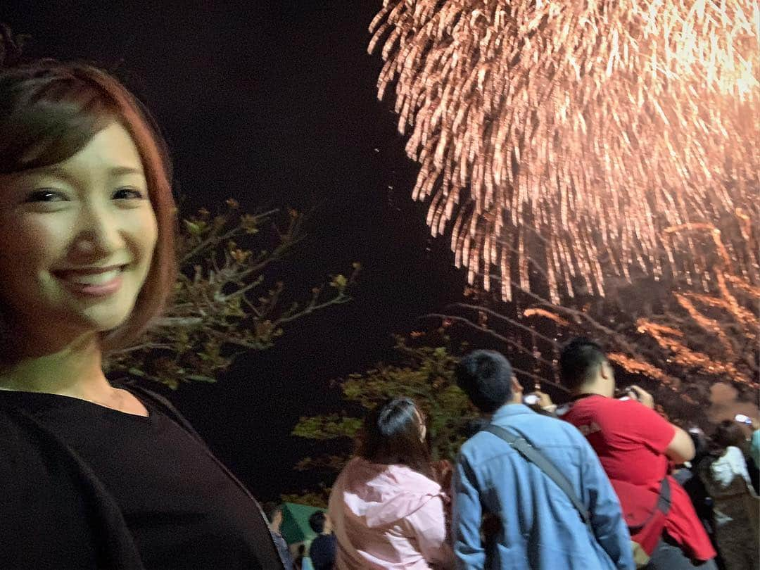 友稀サナさんのインスタグラム写真 - (友稀サナInstagram)「平成最後の花火大会🎇琉球 海炎祭🌺 . 肌寒かったけどお天気もなんとか保って無事に観れました😭近過ぎてずっと上を見上げていたので首が痛くなりましたが、視界が花火でいっぱいになって幸せな気持ち😂✨ ビーチでの打ち上げは周りに何も弊害がなく、とっても素敵な環境で鑑賞出来ました( ；∀；)💟 . ここ2年くらい沖縄では市内でしか行動しておらず海とか1ミリも見ていないので、次に来る時は西海岸の方で遊びたいな😂 . . . #trip#okinawa#memory #fhoto#📸#🌺#✈️ #沖縄#旅行#国内旅行 #花火大会#海炎祭#2019 #旅行好きな人と繋がりたい」4月14日 2時54分 - sana0810yuuki