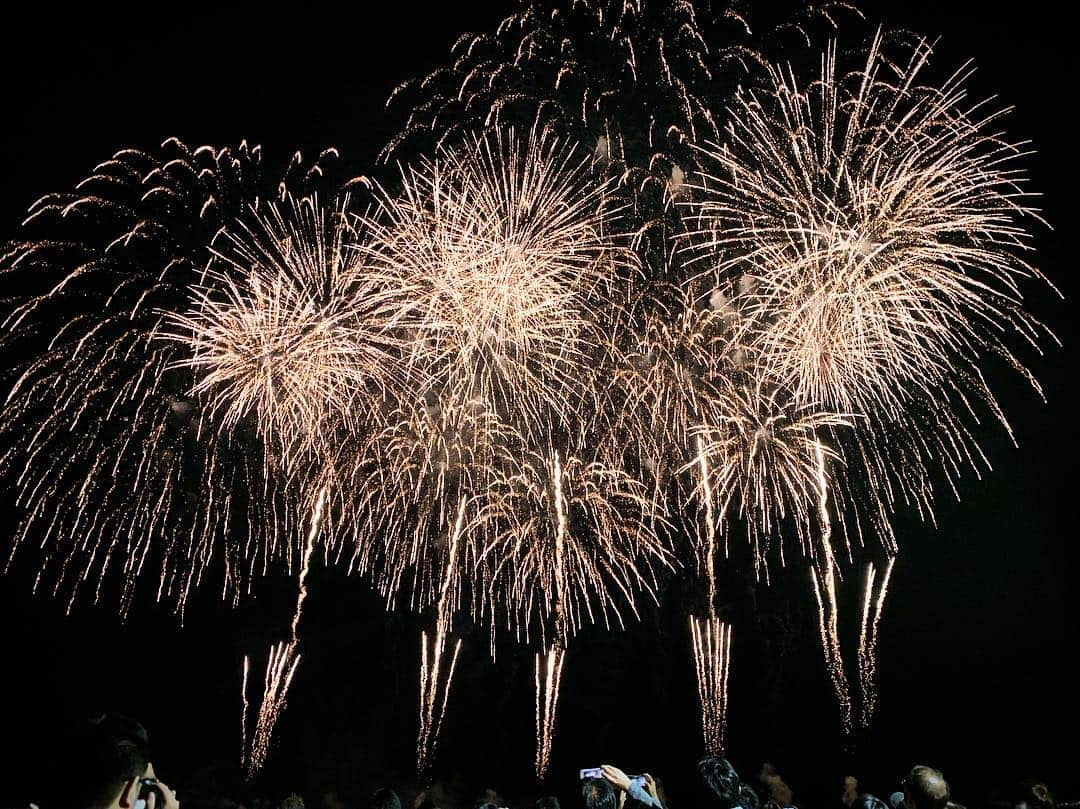 友稀サナさんのインスタグラム写真 - (友稀サナInstagram)「平成最後の花火大会🎇琉球 海炎祭🌺 . 肌寒かったけどお天気もなんとか保って無事に観れました😭近過ぎてずっと上を見上げていたので首が痛くなりましたが、視界が花火でいっぱいになって幸せな気持ち😂✨ ビーチでの打ち上げは周りに何も弊害がなく、とっても素敵な環境で鑑賞出来ました( ；∀；)💟 . ここ2年くらい沖縄では市内でしか行動しておらず海とか1ミリも見ていないので、次に来る時は西海岸の方で遊びたいな😂 . . . #trip#okinawa#memory #fhoto#📸#🌺#✈️ #沖縄#旅行#国内旅行 #花火大会#海炎祭#2019 #旅行好きな人と繋がりたい」4月14日 2時54分 - sana0810yuuki