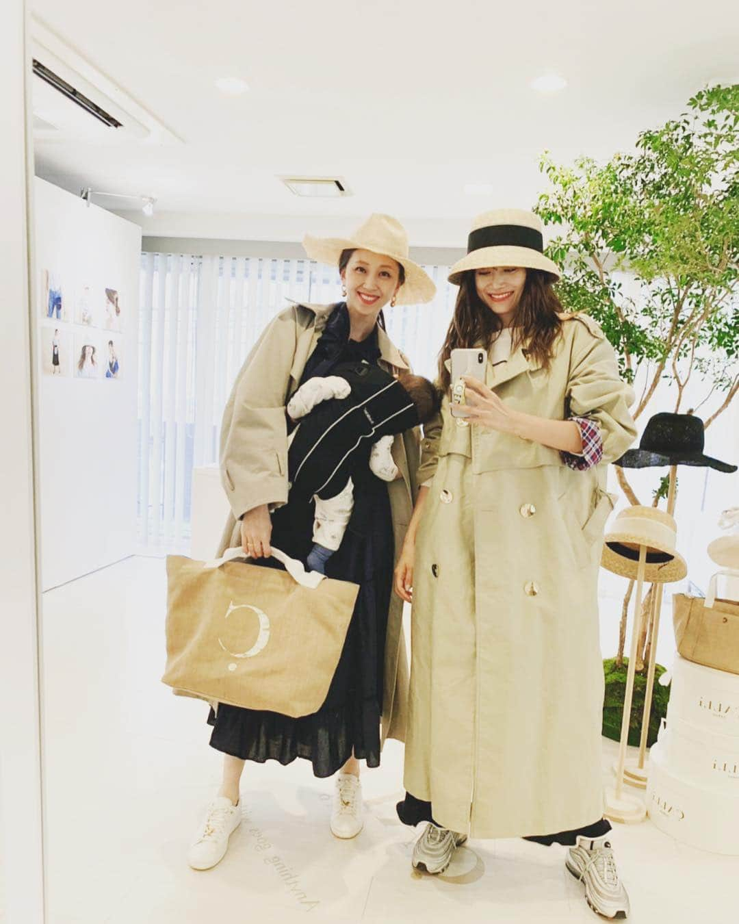 渡香奈さんのインスタグラム写真 - (渡香奈Instagram)「待ちに待っておりました！カナコさん @calli_tokyo デビューおめでとうございます👒🛍一目惚れのリネントートとフープピアス、ヨンちゃんとお揃いでGet✌🏻こちらのトート、ppインナーバッグが付いていて子供の飲み物とか持ち歩くのに安心😆帽子も内側に風飛び防止のコームが忍ばせてあったりクシャッと鞄に入れられたりママチャリも無敵🚴‍♀️可愛いだけではないこれぞ最強！❤️ #callitokyo #ママファッション #リネントート #fashion #summer #earrings #linen #bag」4月14日 2時57分 - kanarina1261