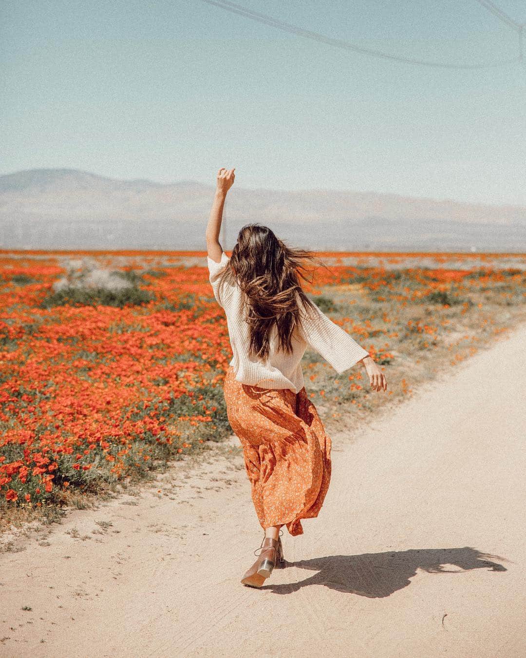W E Y L I Eのインスタグラム：「Walking into Coachella like 🙋🏻‍♀️」