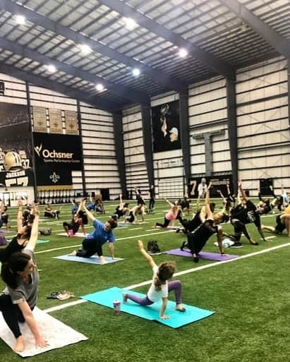 ニューオーリンズ・セインツさんのインスタグラム写真 - (ニューオーリンズ・セインツInstagram)「Today the Saints and @ochsnerhealth hosted a yoga session on the turf to raise funds for the MS yoga fund. Special thanks to @vincebiegel45 and the Saintsations for stopping by!」4月14日 3時10分 - saints