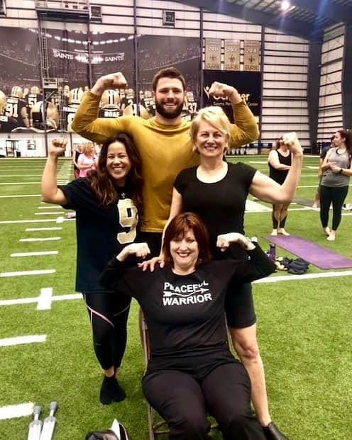 ニューオーリンズ・セインツさんのインスタグラム写真 - (ニューオーリンズ・セインツInstagram)「Today the Saints and @ochsnerhealth hosted a yoga session on the turf to raise funds for the MS yoga fund. Special thanks to @vincebiegel45 and the Saintsations for stopping by!」4月14日 3時10分 - saints