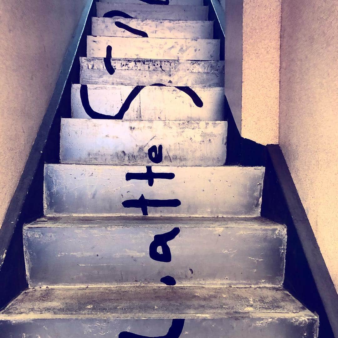 藤田朋子さんのインスタグラム写真 - (藤田朋子Instagram)「#階段 #ここ #ステップス #スタジオ #いいね #稽古場 #駐車場ないの」4月14日 3時04分 - chiendormant