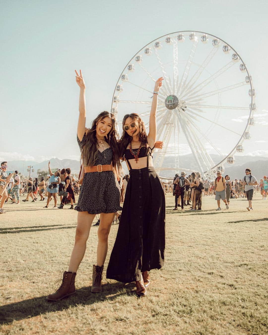 W E Y L I Eのインスタグラム：「We made it to Coachella! Having so much fun with Sophie 👯‍♀️ If you like my outfit - you can shop my Coachella look through the @Earnwithdrop app. My dress and shoes are by @ModCloth! I love #FestivalLooks so being here at Coachella is inspiring so many different outfits. If you guys want more outfit inspo, head over to the Drop app and check out their Coachella Collection with ModCloth AND you can get 4.5% cash back on your purchase. ✨ FESTIVAL READY GIVEAWAY ✨ Have you earned with Drop yet? We're each giving away a $300 ModCloth shopping spree to a lucky follower. Here's how to enter: 1. Like this post  2. Follow @Earnwithdrop and @ModCloth on Instagram  3. Tag a bestie that you’d share your shopping spree with!  Winner will be announced on Drop’s Instagram page Tuesday, April 16th! Good luck!  #DropPartner #ad」