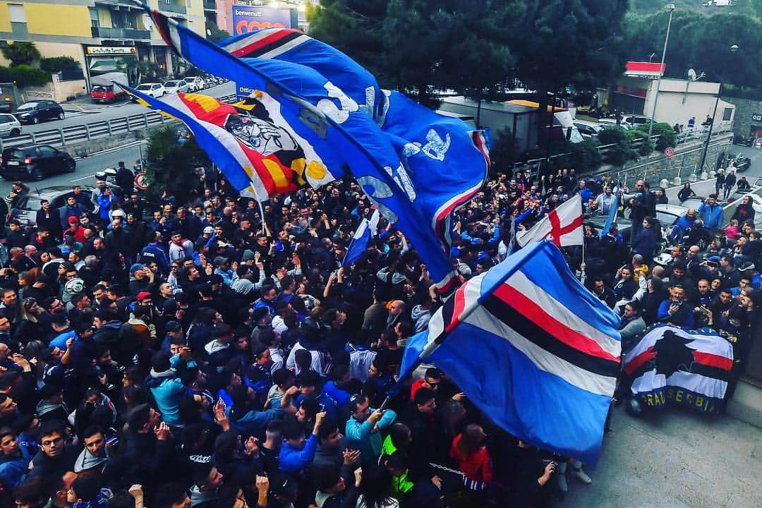 UCサンプドリアさんのインスタグラム写真 - (UCサンプドリアInstagram)「...Siamo sempre insieme a te... Forza la #Sampdoria alé! 🔥 #Derby. #SampGenoa.」4月14日 3時17分 - sampdoria