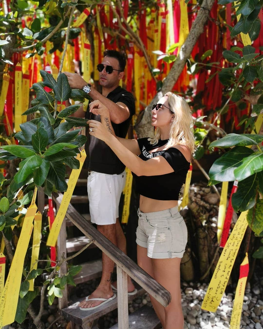 ジョエル・マーディニアンさんのインスタグラム写真 - (ジョエル・マーディニアンInstagram)「The wishing tree 🙏 what would you wish for? Tomorrow I'll reveal all our wishes #wishtree #makeawish #blessed #love #peace @bailey.creane @ellakaddoura #kk @luxsouthari」4月14日 3時22分 - joellemardinian