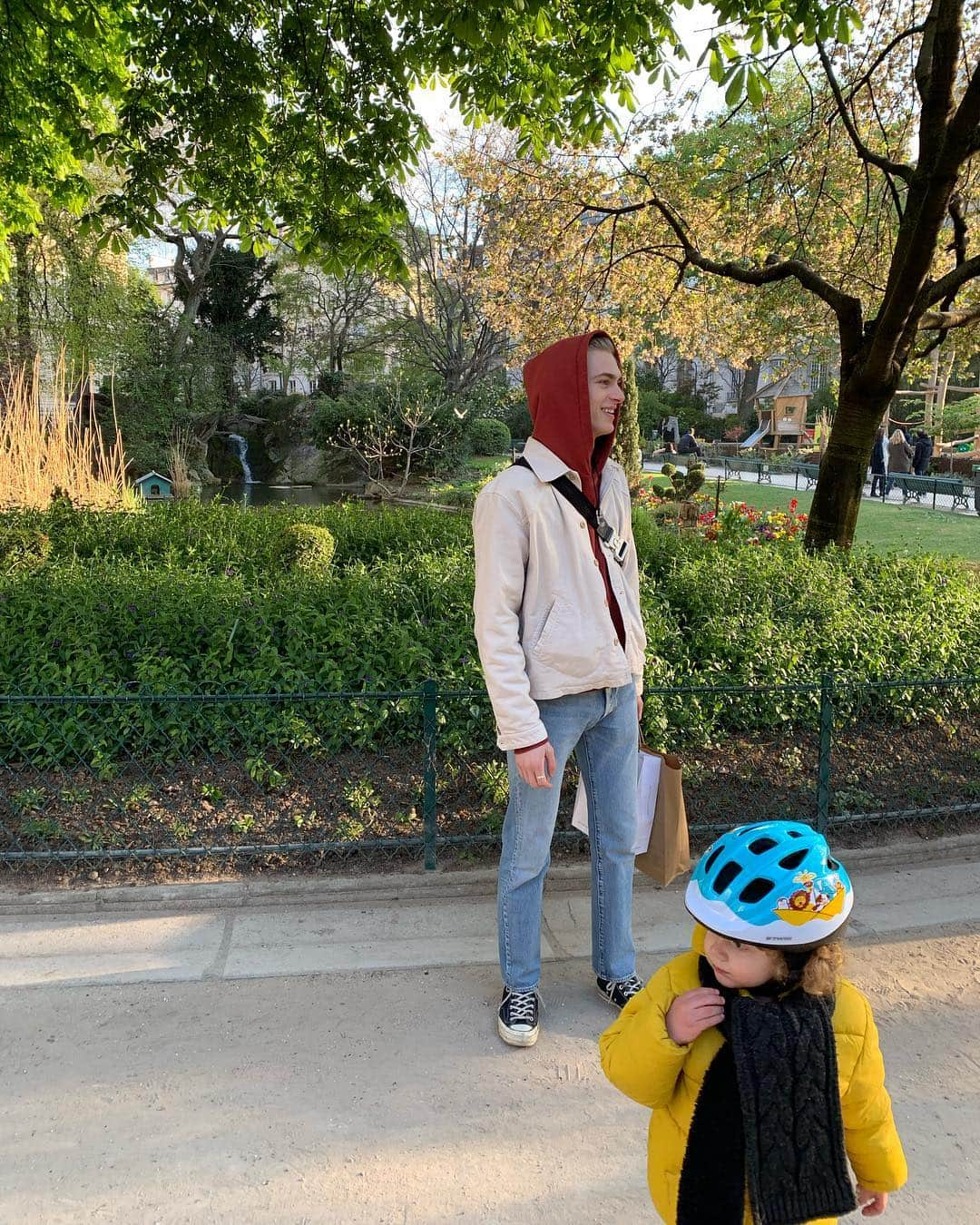 ドミニク・サドクさんのインスタグラム写真 - (ドミニク・サドクInstagram)「who’s more lost?  feeling touristy in one of my favorite parks in Paris 🤗🤗🤗🤗」4月14日 3時22分 - dominiksadoch