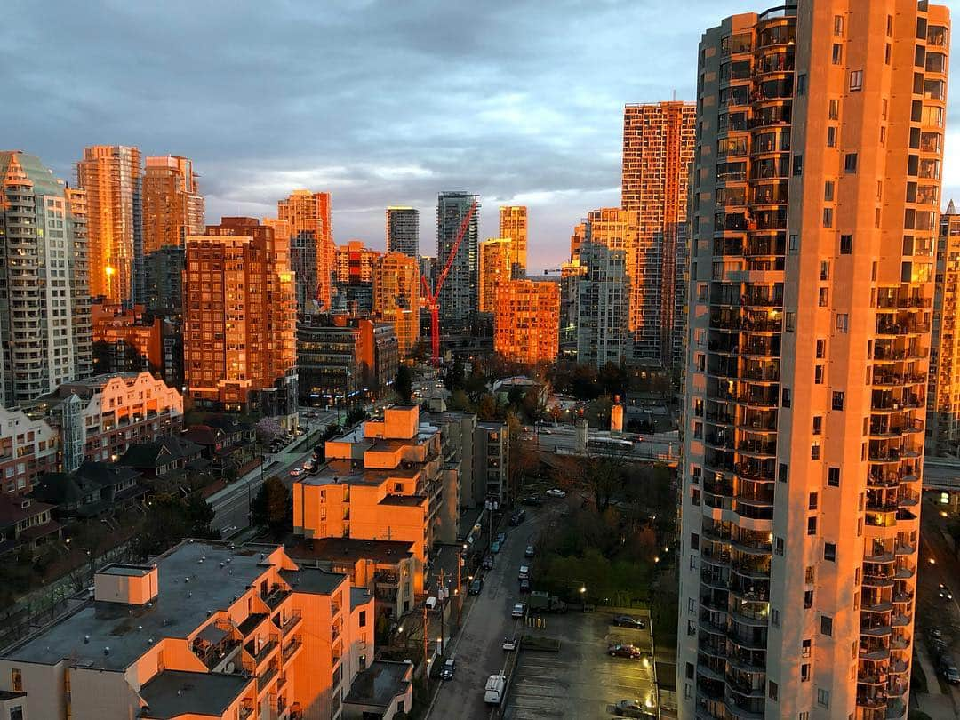 メッチェン・アミックさんのインスタグラム写真 - (メッチェン・アミックInstagram)「#vancouver sent me off with a beautiful #sunset 🧡 #nofilter」4月14日 3時25分 - madchenamick