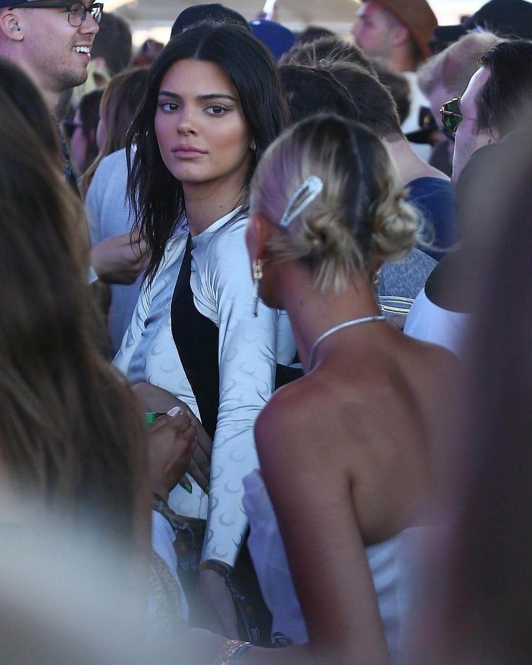 Just Jaredさんのインスタグラム写真 - (Just JaredInstagram)「@kendalljenner and @haileybieber are at Coachella together this weekend and they supported friend @c.syresmith together during day one. #KendallJenner #HaileyBieber Photos: Backgrid」4月14日 3時34分 - justjared