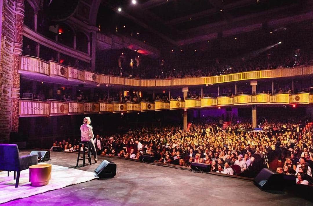 チェルシー・ハンドラーさんのインスタグラム写真 - (チェルシー・ハンドラーInstagram)「Thank you Philadelphia and the Met. Thank you to all my fans who come with me wherever I go. See everyone else tonight in DC 🍊 #lifewillbethedeathofme」4月14日 3時35分 - chelseahandler