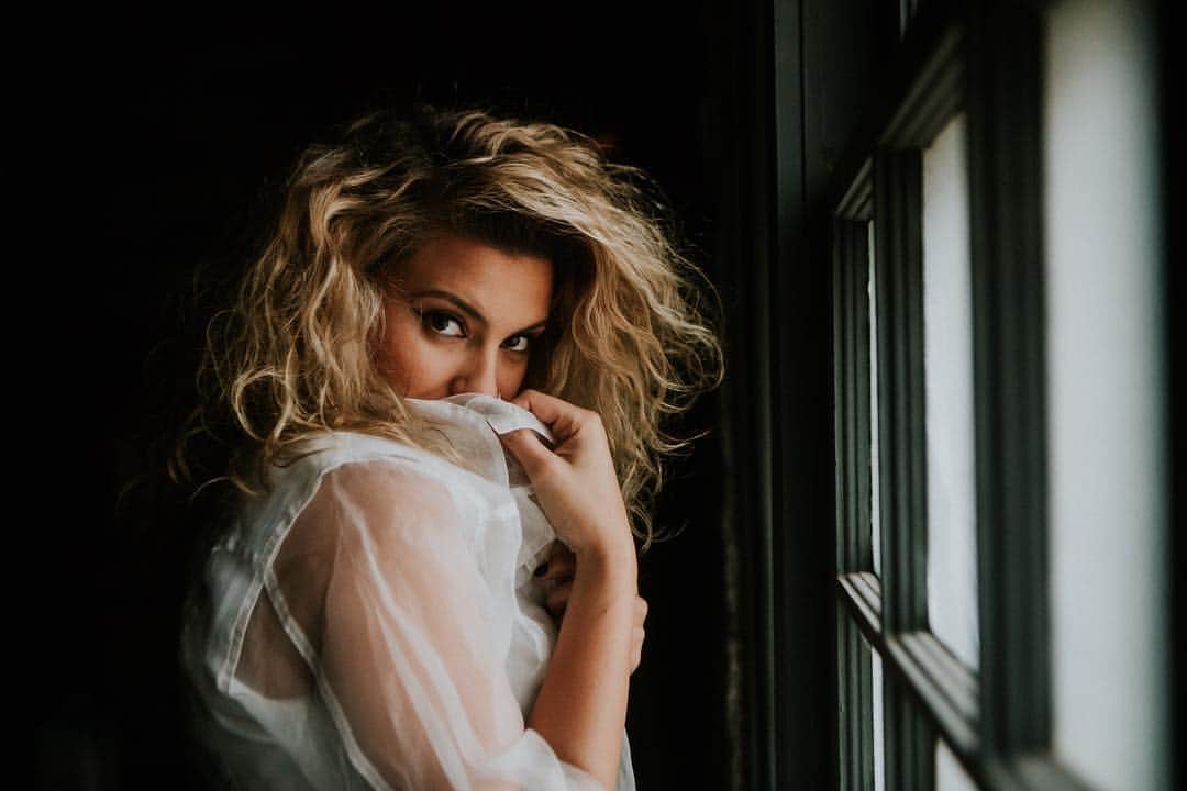 トーライ・ケリーのインスタグラム：「tonight. new orleans. last show of the tour. be there or be... not there.  but seriously come. ily k bye」