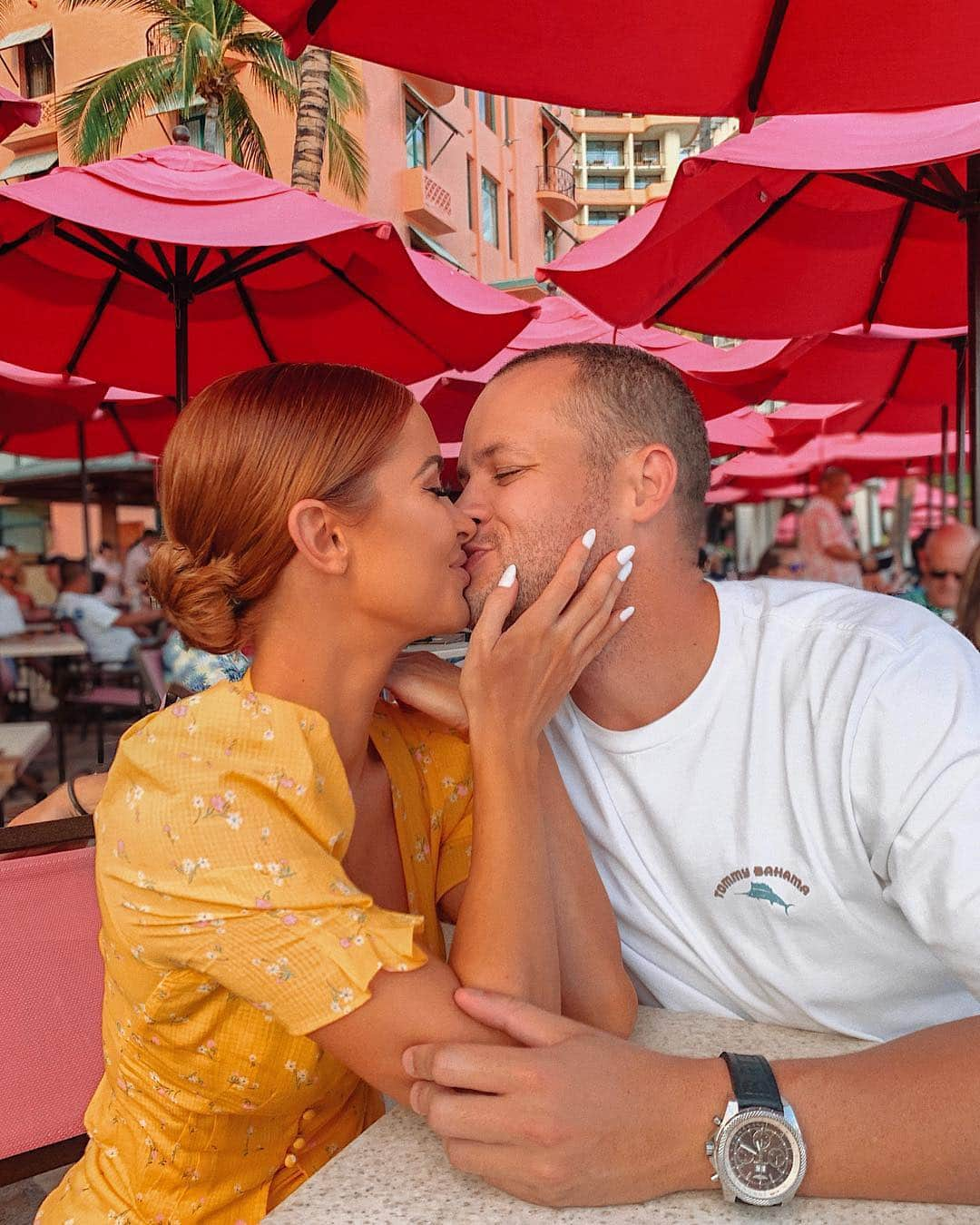 エリー・ゴンサルヴェスさんのインスタグラム写真 - (エリー・ゴンサルヴェスInstagram)「Back at one of my all time favorite places.. the Mai Thai bar at the @royal_hawaiian Honolulu, Hawaii. Ready for our half marathon tomorrow 💕 #onlyattheroyal」4月14日 3時38分 - ellie_gonsalves