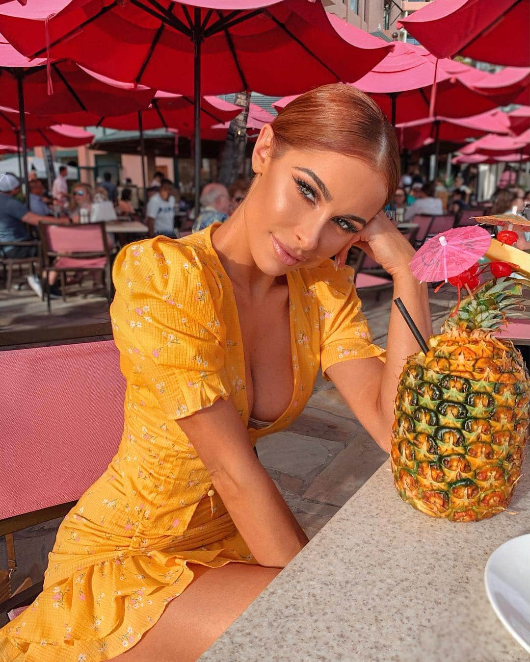 エリー・ゴンサルヴェスさんのインスタグラム写真 - (エリー・ゴンサルヴェスInstagram)「Back at one of my all time favorite places.. the Mai Thai bar at the @royal_hawaiian Honolulu, Hawaii. Ready for our half marathon tomorrow 💕 #onlyattheroyal」4月14日 3時38分 - ellie_gonsalves