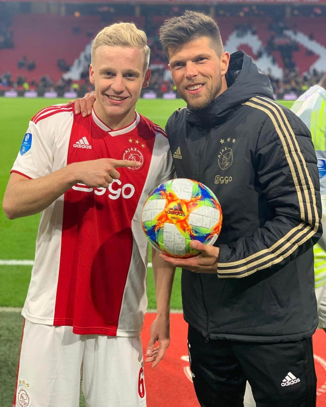 アヤックス・アムステルダムさんのインスタグラム写真 - (アヤックス・アムステルダムInstagram)「Who’s the hattrick hero..? 🎳 👉👉👉 @KlaasJanHuntelaar #ajaexc」4月14日 3時43分 - afcajax