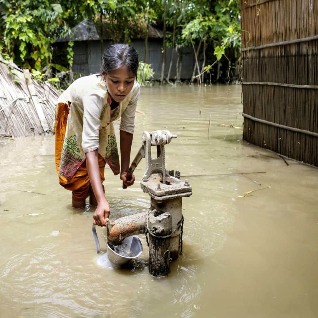 unicefさんのインスタグラム写真 - (unicefInstagram)「Floods destroy tens of thousands of safe water sources in #Bangladesh every year. Enough is enough. We need #ClimateAction now #ForEveryChild. © UNICEF/UN0286415/Akash @unicefbangladesh」4月14日 3時45分 - unicef